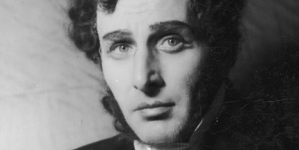 Mieczysław Szpakiewicz jako Aleksander Puszkin w przedstawieniu „Maskarada” Jarosława Iwaszkiewicza w Teatrze Miejskim we Lwowie w 1939 roku.