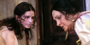 Marzena Trybała i Hanna Skarżanka w filmie Jana Budkiewicza "Dekameron 40, czyli cudowne przytrafienie pewnego nieboszczyka"  z 1971 roku.