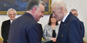 Premier Węgier Viktor Orbán odznacza Kornela Morawieckiego Krzyżem Średnim węgierskiego Orderu Zasługi 10.03.2019 r.