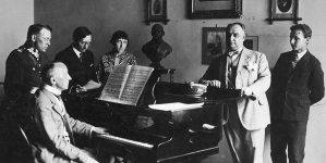 Śpiewak Konstanty Kniaginin w Krakowie w gronie muzyków w 1927 roku.
