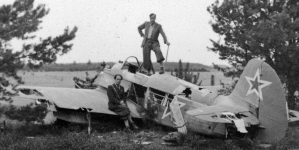 Geolodzy Tadeusz Bocheński (siedzi) i Henryk Świdziński na wraku radzieckiego myśliwca w 1947 roku. .