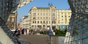 Budynek hotelu Bazar widziany ze środka  fontanny na placu Wolności w Poznaniu.