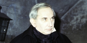 Gustaw Holoubek  w filmie Tadeusz Konwickiego "Lawa"  z 1989 roku.