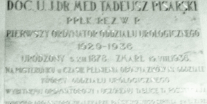 Tablica pamiątkowa ku czci doktora Tadeusza Pisarskiego w Klinice Urologicznej Uniwersytetu Jagiellońskiego w Krakowie.