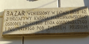 Tablica pamiątkowa na budynku hotelu Bazar w Poznaniu.