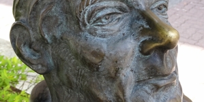 <%# $this->DataItem->marArticleFrom->title %