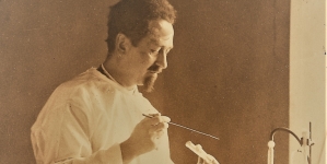 Rudolf Stefan Weigl w laboratorium podczas pracy.