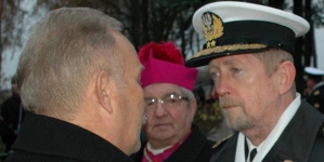 Odznaczenie dowódcy Marynarki Wojennej Andrzeja Karwety Złotym Krzyżem Związku Piłsudsczyków RP, Kosaków 8.11.2009 r.