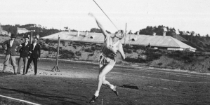 Halina Konopacka w trakcie rzutu oszczepem na zawodach lekkoatletycznych w Wilnie w czerwcu 1929 r.