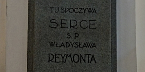 Tablica epitafijna serca Władysława Reymonta w kościele Świętego Krzyża w Warszawie.