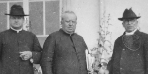 Ks. infułat Feliks Sznarbachowski (w środku) w otoczeniu nierozpoznanych księży.