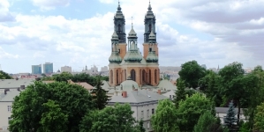 Widok katedry poznańskiej z tarasu na dachu Bramy Poznania.