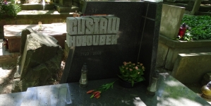 Grobowiec Gustawa Holoubka na cmentarzu Powązkowskim w Warszawie.
