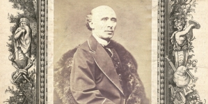 Fotografia Józefa Rychtera naklejona na stronie tytułowej "Gońca Teatralnego" z dnia 14 kwietnia 1877 r., nr 17.
