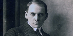 Jan Kucharski w trakcie realizacji filmu "Tajemnica przystanku tramwajowego" z 1922 r.