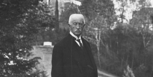 Bogdan Hutten-Czapski przed kościołem parafialnym w Smogulcu, listopad 1929 roku.