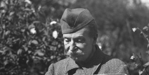 Gen. broni Karol Trzaska-Durski siedzi na ławce w swoim ogrodzie i czyta "Ilustrowany Kurier Codzienny", wrzesień 1934 rok.