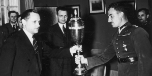 Wręczenie nagrody prasy sportowej najlepszemu szpadziście kapitanowi Kazimierzowi Szemplińskiemu w Warszawie w kwietniu 1934 r.