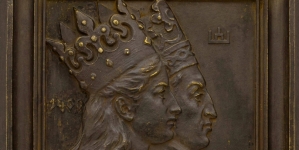 Plakieta upamiętniająca jubileusz 500-lecia UJ, autorstwa Tadeusza Błotnickiego.