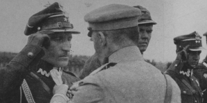 Marszałek Józef Piłsudski dekoruje odznaczeniami weteranów Dywizji Syberyjskiej, w drugą rocznicę powrotu jej żołnierzy do kraju w lipcu 1922 r.