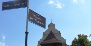 Kościół św. Wojciecha na Wzgórzu św. Wojciecha w Poznaniu z kryptą zasłużonych i drewnianą dzwonnicą.