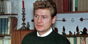 <%# $this->DataItem->marArticleFrom->title %