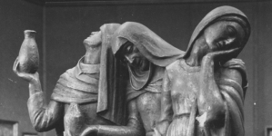 Rzeźba dłuta artysty rzeźbiarza Henryka Kuny "Trzy Marie".