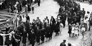 Uroczystość przeniesienia zwłok Jana Kasprowicza z cmentarza w Zakopanem do grobowca - mauzoleum na Harendzie w sierpniu 1933 roku.