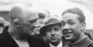 Spotkanie boksera Henryka Chmielewskiego z polskim zapaśnikiem mieszkający w USA Władysławem Cyganiewiczem na łódzkiej ulicy w kwietniu 1937 r.
