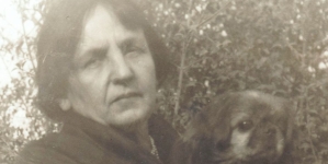 Portret Heleny Paderewskiej  z psem w ogrodzie