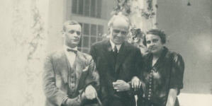 Janina Misiewicz ze Stefanem Żeromskim (w środku) i Antonim Kaczyńskim (Konstancin, 1925 r.)