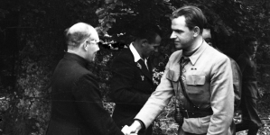 Komendant Zgrupowań Partyzanckich Armii Krajowej „Ponury” por. Jan Piwnik wita księdza Mariana Majewskiego ps. „Robak”, który przybył do obozu partyzantów AK na Wykusie odprawić mszę świętą,  12.09.1943 r.