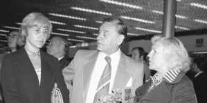 Trener Kazimierz Górski z żoną Marią i córką Urszulą przed wyloetem na igrzyska olimpijskie w Montrealu, 9.07.1976 r.