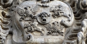 Herb króla Polski Stanisława I na fasadzie kościoła Notre-Dame de Bon-Secours w Nancy.