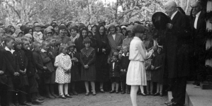 Bogdan Hutten-Czapski wśród uczestników uroczystość przejęcia Fundacji Smoguleckiej im. Bogdana Hutten-Czapskiego przez Uniwersytet Warszawski w kwietniu 1931 roku.