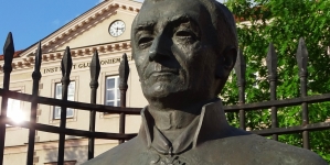 Popiersie ks. Jakuba Falkowskiego przed Instytutem Głuchoniemych na Placu Trzech Krzyży w Warszawie.