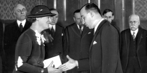 Minister Wacław Jędrzejewicz wręcza państwową nagrodę literacką Kazimierze Iłłakowiczównie w styczniu 1935 r.