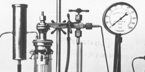 Pierwszy przyrząd Karola Olszewskiego z 1883 r. do skraplania gazów znajdujący się w Muzeum Przyrodniczo-Historycznym Uniwersytetu Jagiellońskiego.