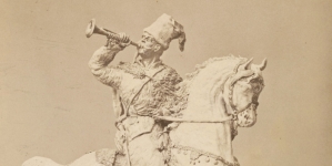 Rzeźba trębacza na koniu.