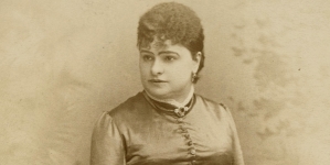 Bronisława Dowiakowska w obcisłej sukni.