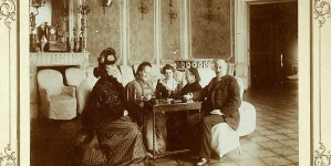 Rodzina Kossakowskich w salonie pałacu przy Nowym Świecie w Warszawie.