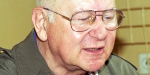 Jan Łomnicki w trakcie realizacji serialu telewizyjnego "Dom" (odc. "Ta mała wiolonczelistka") z 1996 roku.