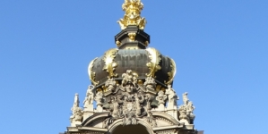 Brama Koronna Zwingeru w Dreźnie zwieńczona koroną królewską.