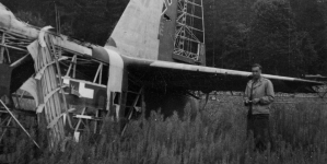 Geolog Henryk Świdziński przy wraku samolotu Luftwaffe.