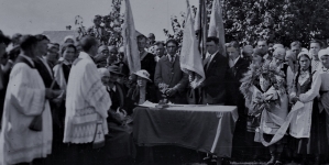 Poświęcenie sztandaru Centralnego Związku Młodzieży Wiejskiej "Siew" w Mickunach w 1933 r.