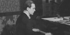 Pianista Witold Małcużyński przy fortepianie.