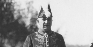 Poseł Polski w Turcji Kazimierz Olszowski (w środku) w drodze do pałacu prezydenta Turcji celem złożenia listów uwierzytelniających, 25.10.1928 r.