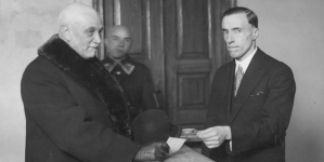 Minister rolnictwa Leon Janta-Połczyński podczas głosowania w czasie wyborów do Sejmu w 1930 r.