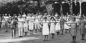 Kuracjusze podczas gimnastyki w lecznicy doktora Apolinarego Tarnawskiego w Kosowie Huculskim w 1931 roku.