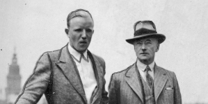 Lotnik szybowcowy Wilhelm Fulda w towarzystwie hrabiego Ksawerego Pusłowskiego na dachu "Pałacu Prasy" w Krakowie.